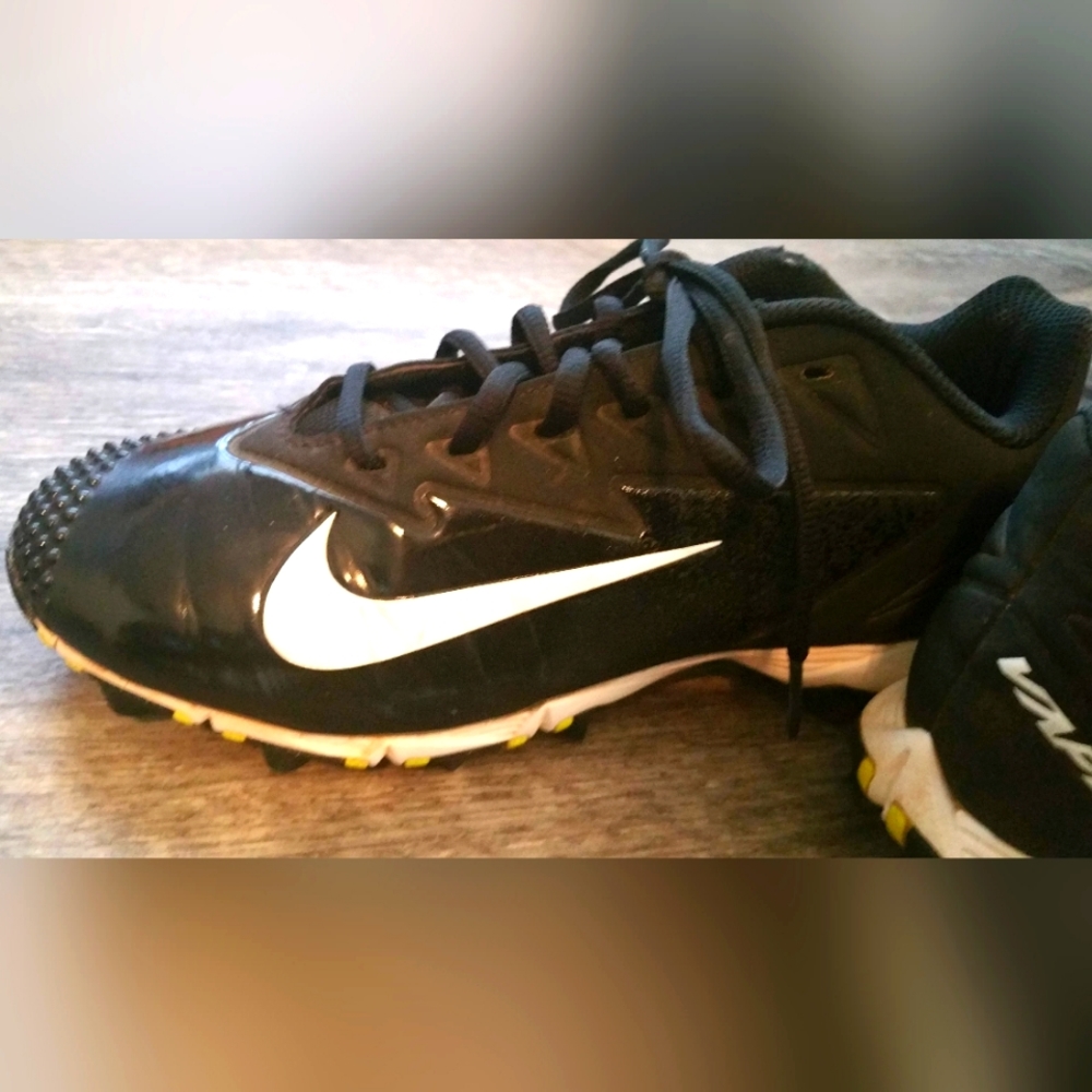 Big Kid's Size 5.5Youth Nike Cleats. Black.